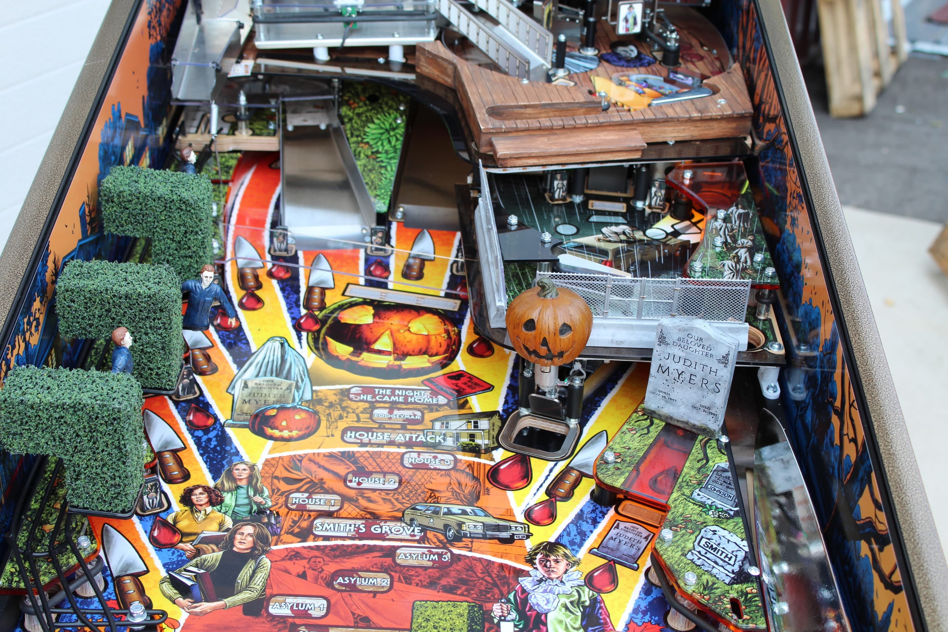 Halloween-themed pinball machine with pumpkins, characters, and spooky design